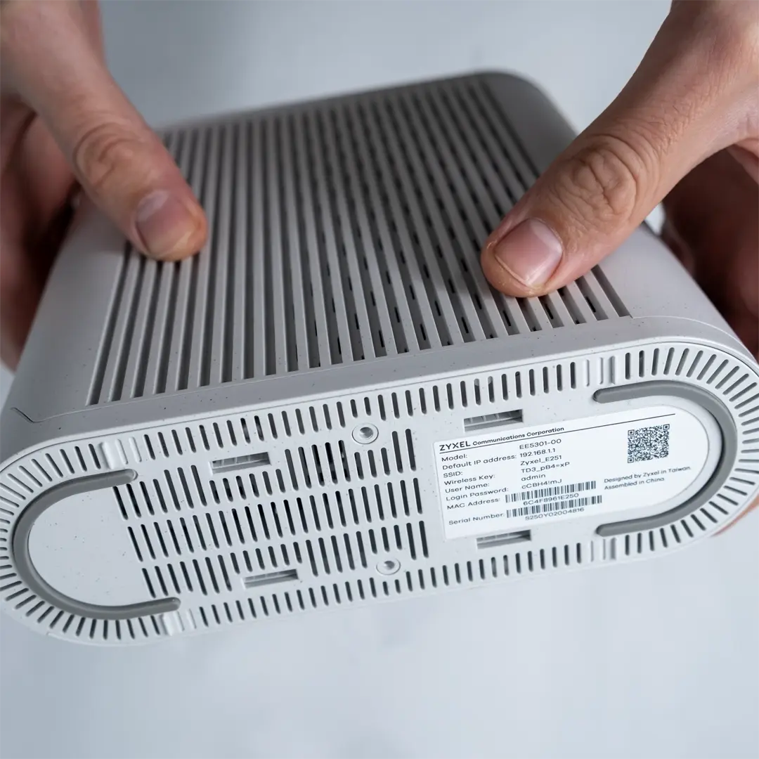 Bilde av undersiden av Zyxel-ruteren.