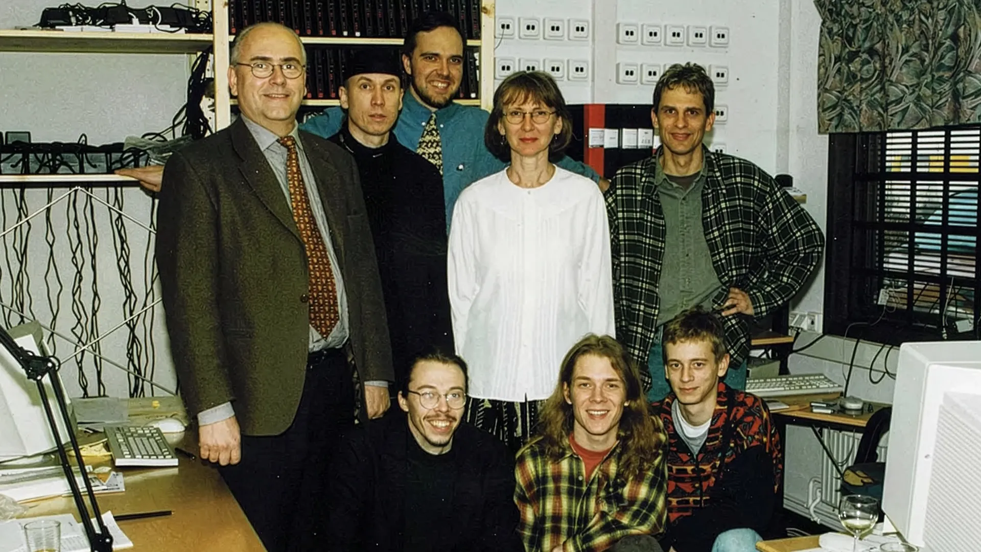 Bahnhofs første team samlet på kontoret i 1994, omgitt av modemer, kabler og datamaskiner